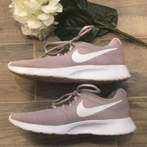 Nike tanjun sneakers